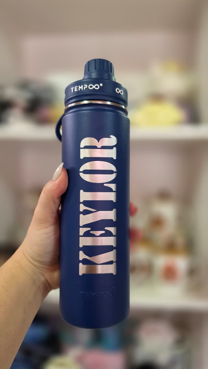 Botella azul personalizada con nombre grabado